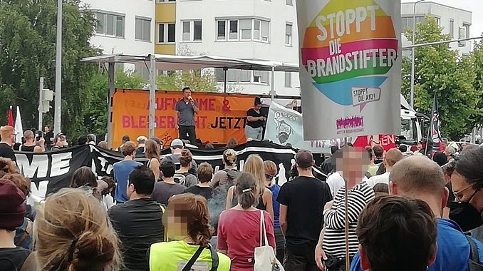 Mehr als 5.000 Menschen demonstrierten vergangenees Wochenende gegen Rassismus und Fremdenfeindlichkeit in Rostock-Lichtenhagen